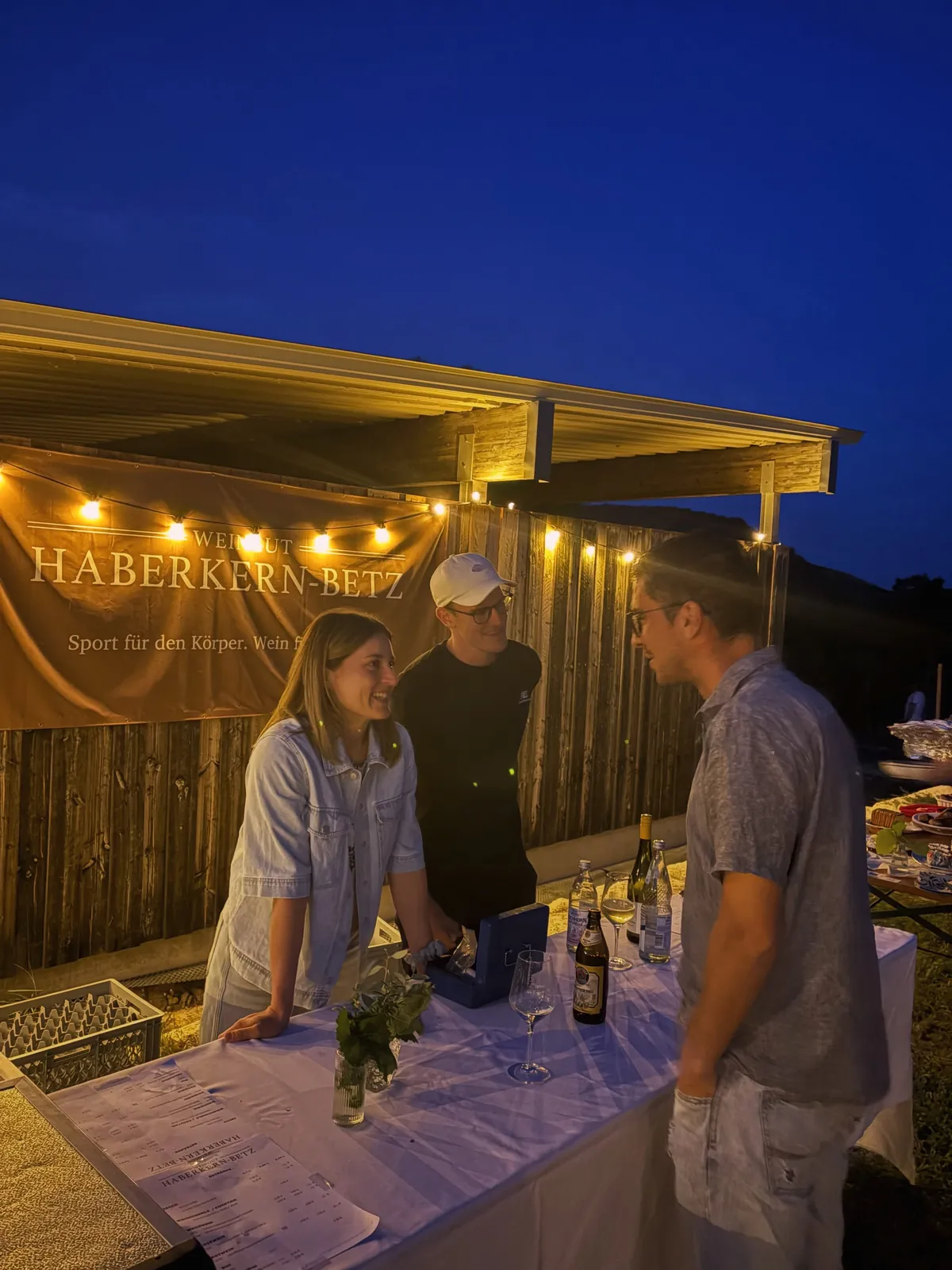 Bar beim Sommerfest am Abend