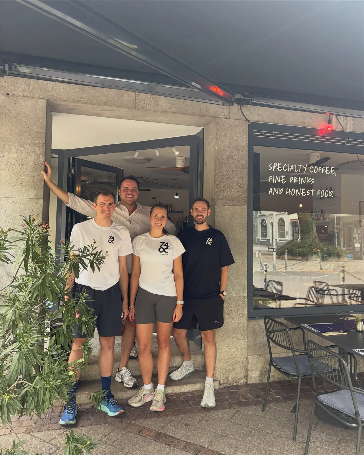 Das Coach-Team vor dem stretta cafe/bar