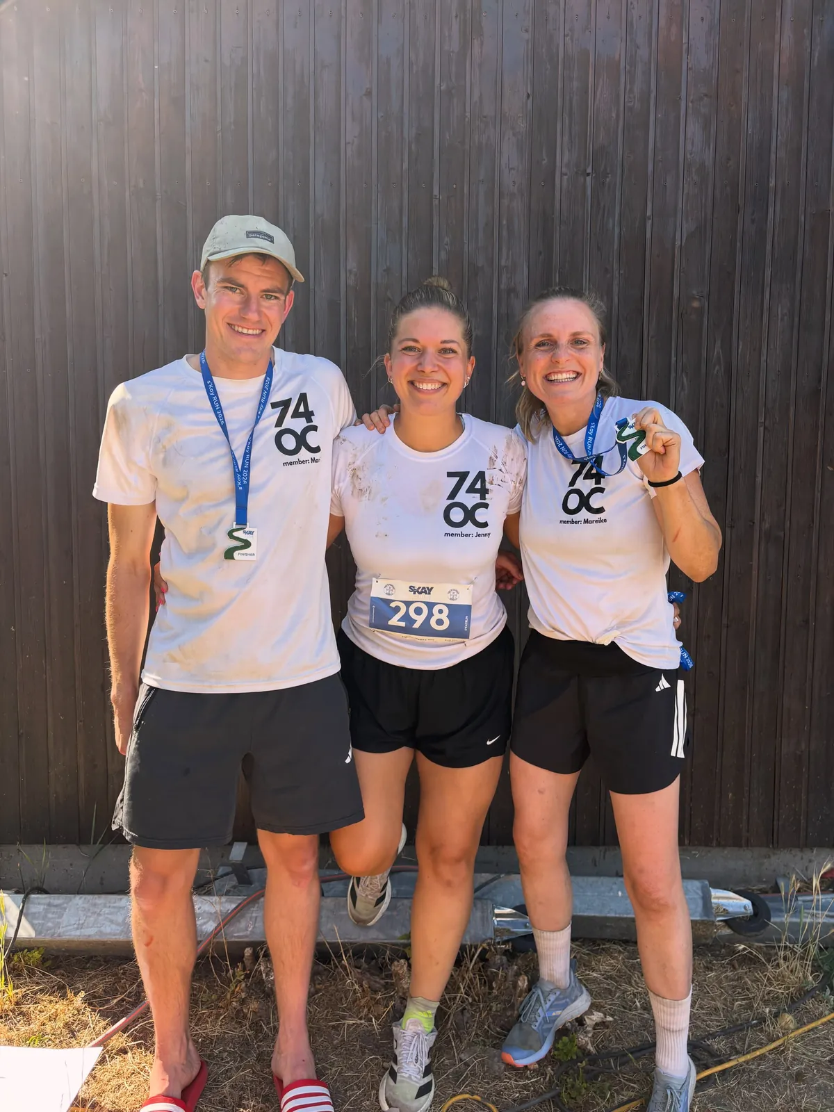 Drei Finisher mit Medaillen beim S’Kay Run