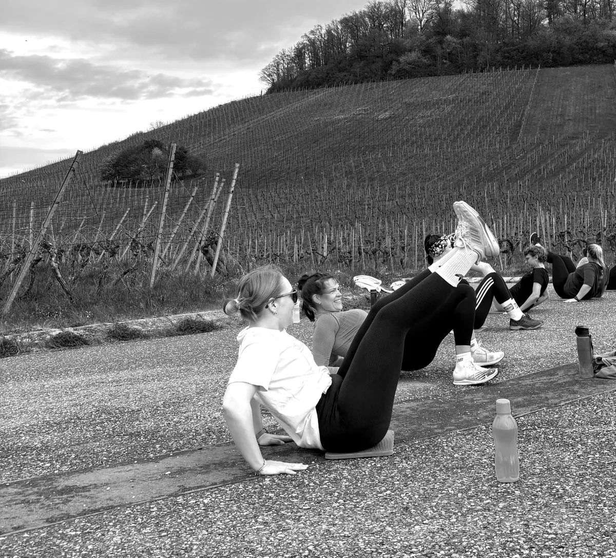 Gruppe beim Kraftausdauer-Training im Weinberg