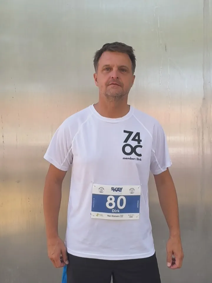 Club-Shirt von vorne mit 74 OC auf der Brust