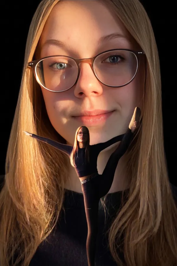 Doppelbelichtung: lächelnde Tänzerin mit Brille im warmen Licht, die kleine Tänzerin steht auf ihrer Schulter